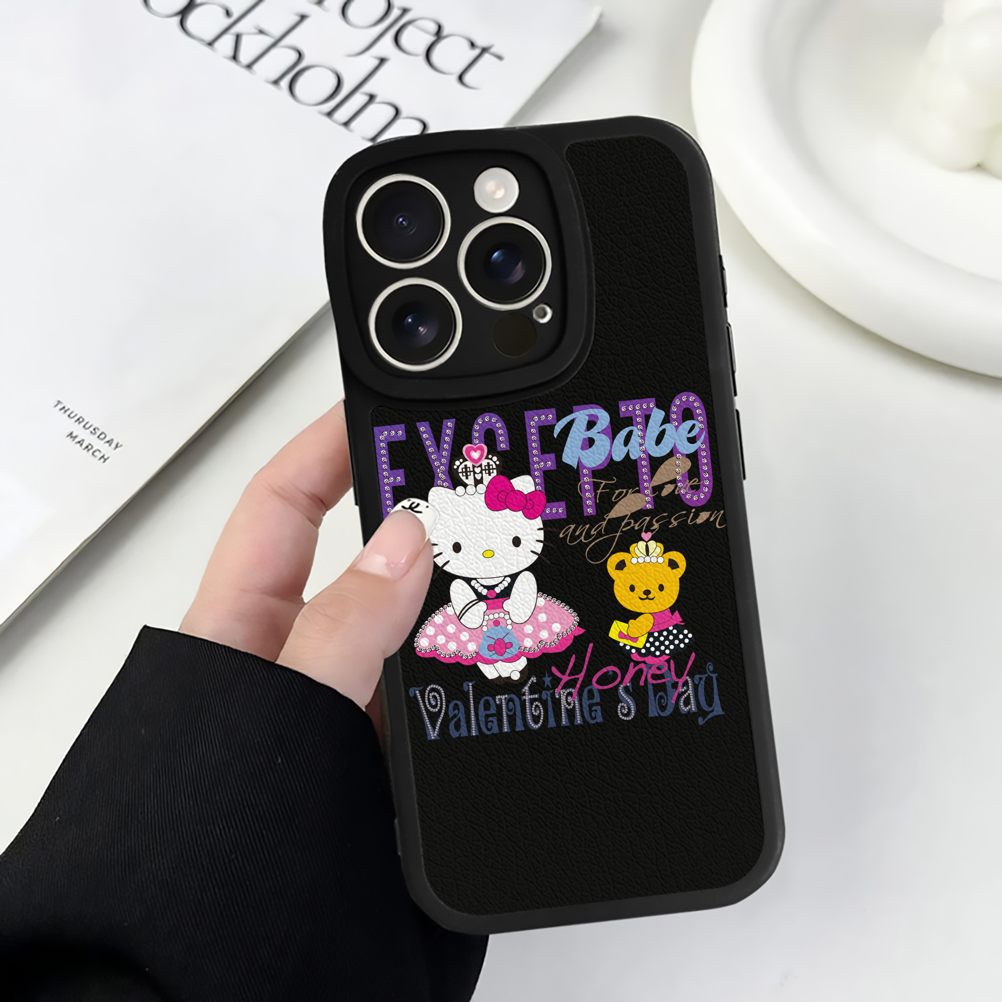（画像用） Hello Kitty ハローキティ 【iPhone 16シリーズ対応】シリコンスマホケース（レザー調） 材質：シリコン